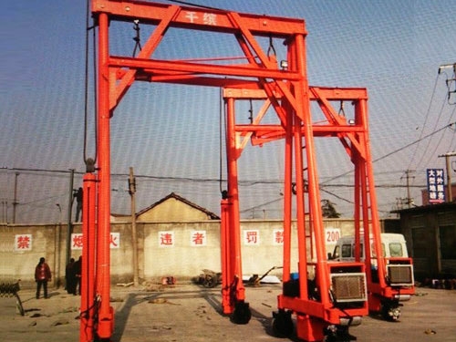 移動(dòng)式集裝箱吊車