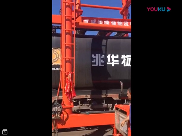 新型固定翻轉機現(xiàn)場應用