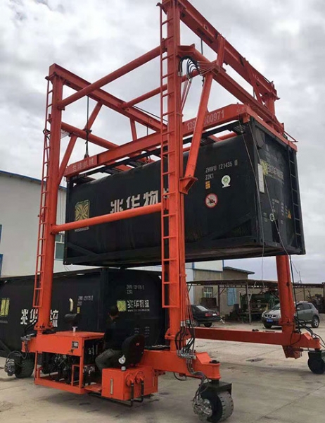 聯(lián)體移動式集裝箱吊車