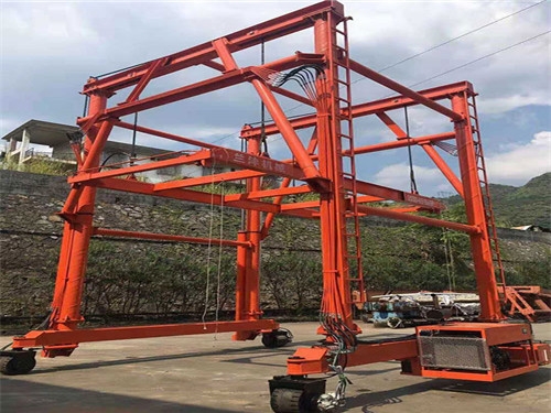 聯(lián)體移動式集裝箱吊車